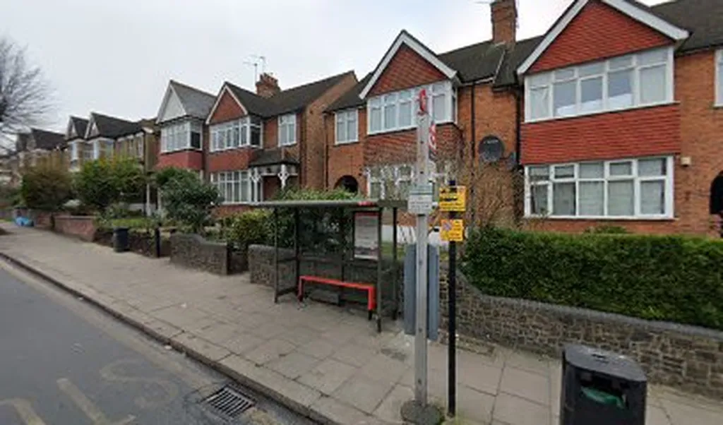 Bowes Road (Stop GJ)