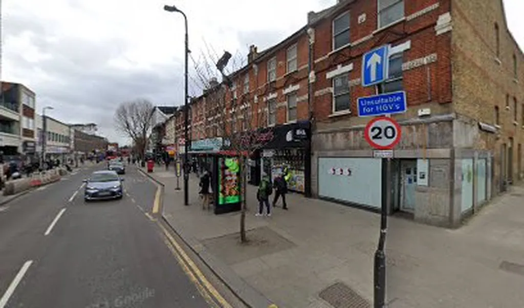 Brampton Park Road (Stop L)