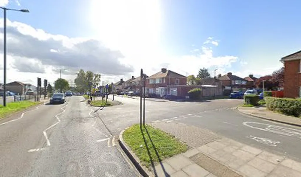 Broadcroft Avenue (Stop Q)