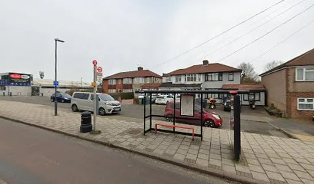 Broadcroft Avenue (Stop T)