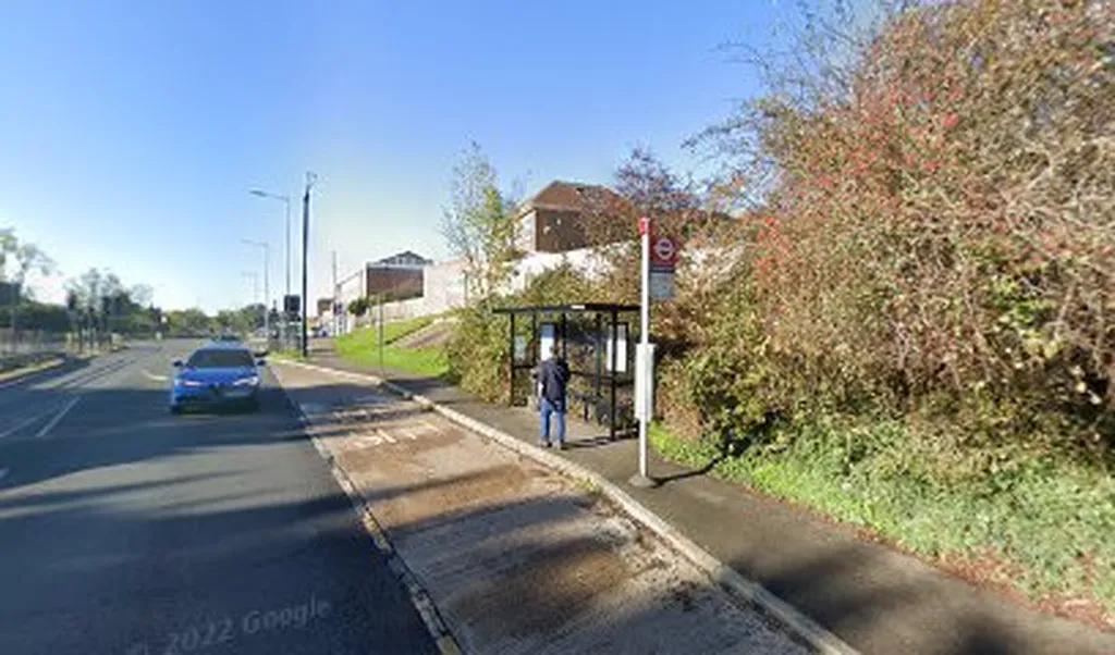 Broadfields Avenue (Stop T)