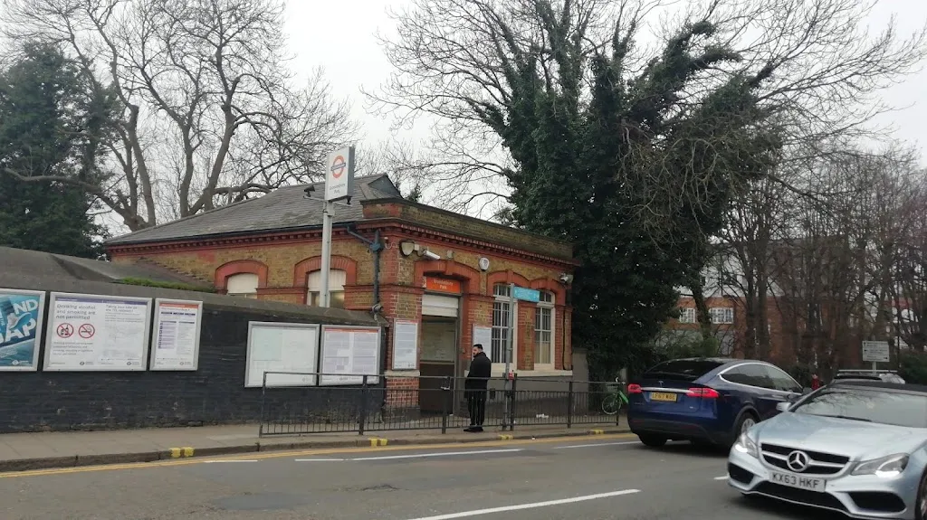 Brondesbury Park Station The Avenue (Stop N)