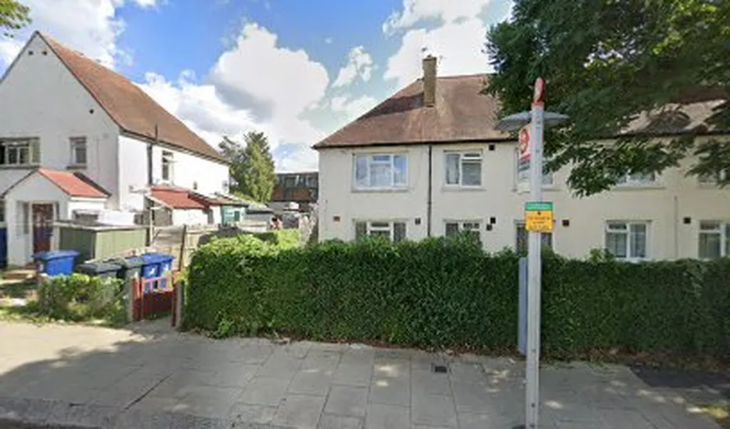 Browning Avenue (Stop DE)