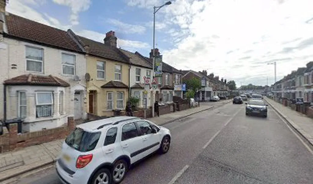 Buckingham Road Ilford (Stop R)