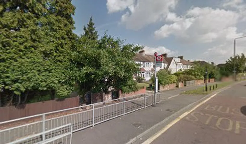 Bushey Road / Grand Drive (Stop M)