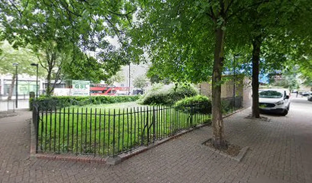 Camden Road (Stop T)