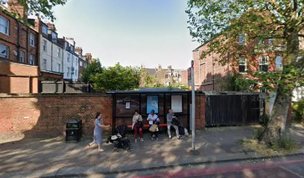 Cavendish Road / Clapham South Station (Stop SH)