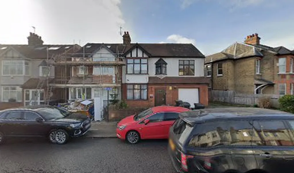 Cecil Avenue (Stop L)