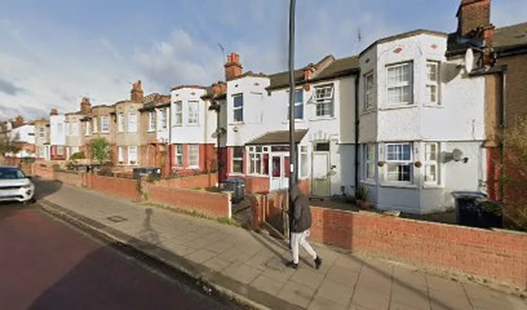 Cecil Avenue (Stop M)