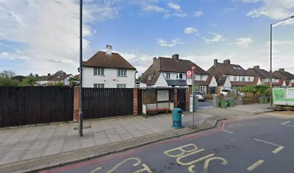 Cedarhurst Drive (Stop WR)