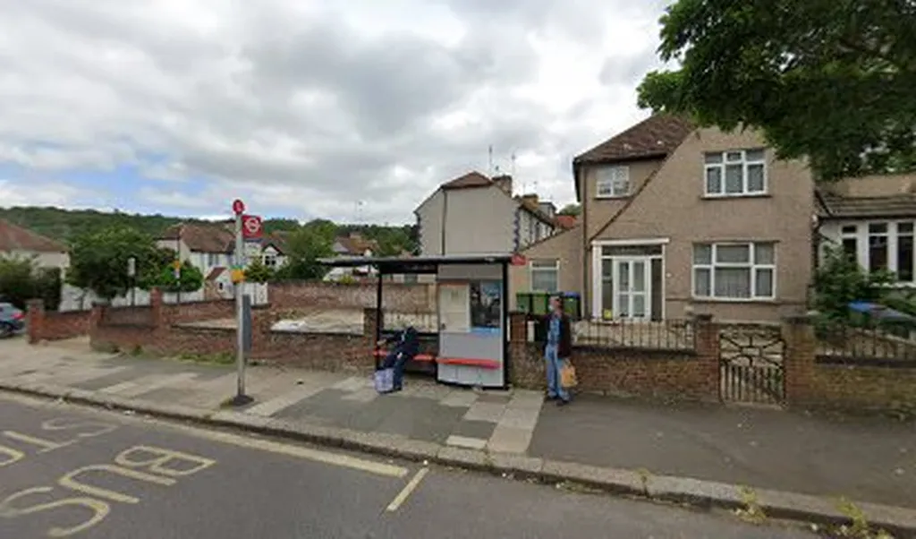 Cemetery Road (Stop L)