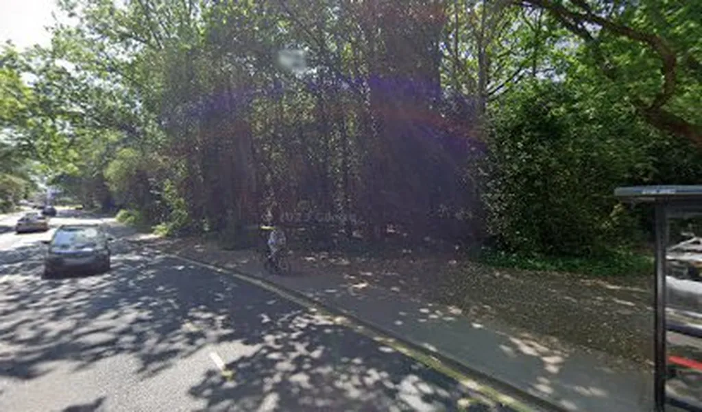 Centre Common Road / War Memorial (Stop N)