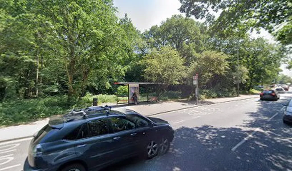 Centre Common Road / War Memorial (Stop P)